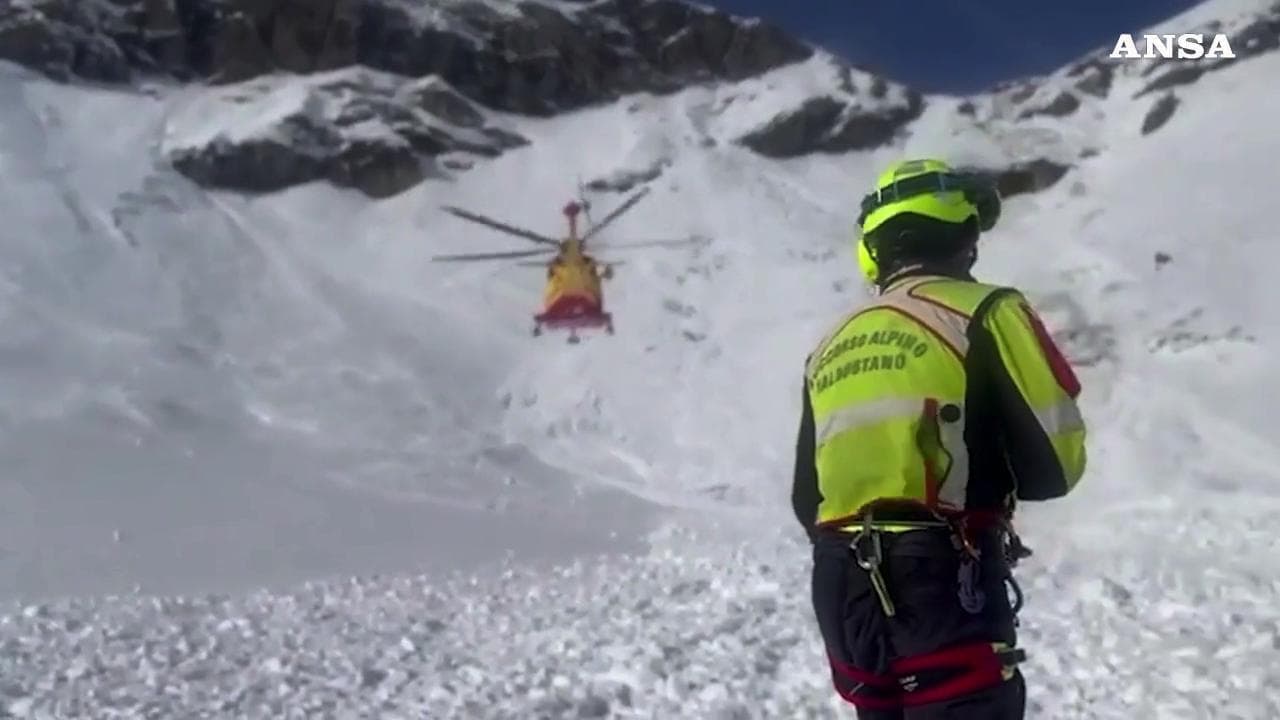 Valle d'Aosta, valanga travolge e uccide uno scialpinista. Il video dei soccorsi