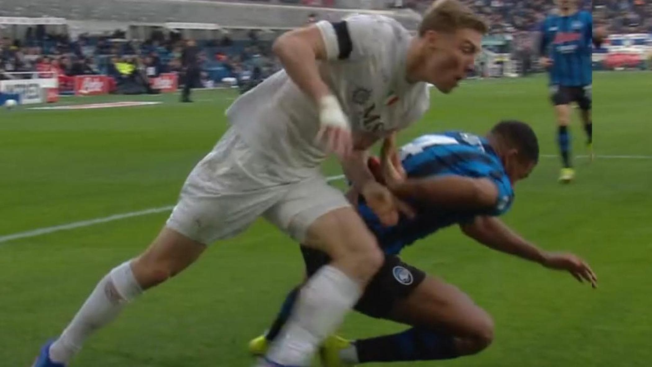 Rabbia Napoli per il gol annullato con l’Atalanta. Il ds Manna: “Non siamo dei c...”