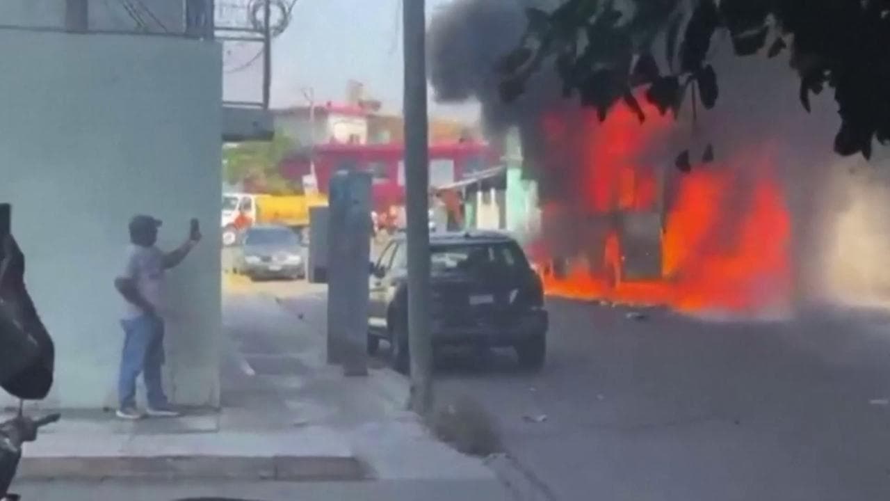 Messico, guerriglia urbana dopo l'uccisione di El Mencho: incendi e sparatorie