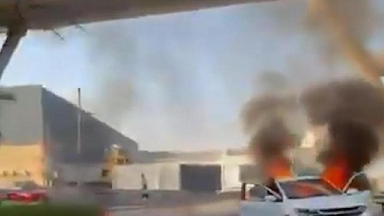 Messico, narcos armati fermano un automobilista in mezzo alla strada e danno fuoco alla sua auto