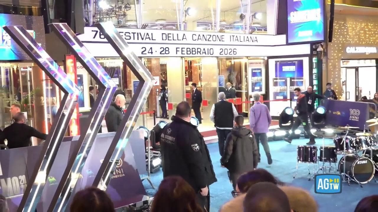 Sanremo, fan in attesa davanti all'Ariston: cresce l'entusiasmo per il Festival