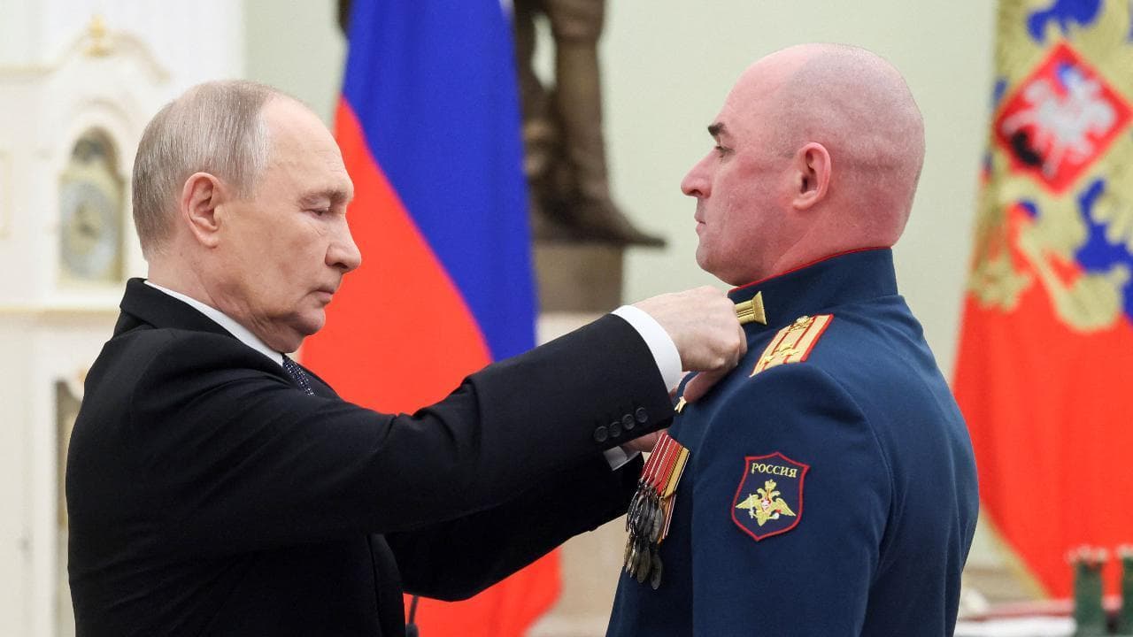 "La Russia combatte per il suo futuro": Putin celebra i soldati nel Giorno dei difensori della patria