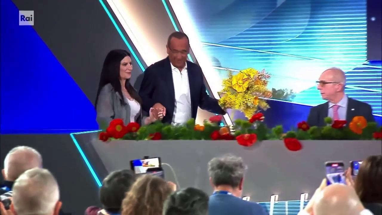 Sanremo, fiori per Laura Pausini: Conti la accoglie in conferenza stampa