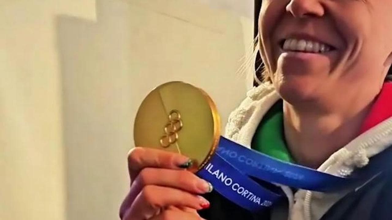 La gag di Arianna Fontana: al metal detector dimentica di posare le medaglie vinte a Milano Cortina