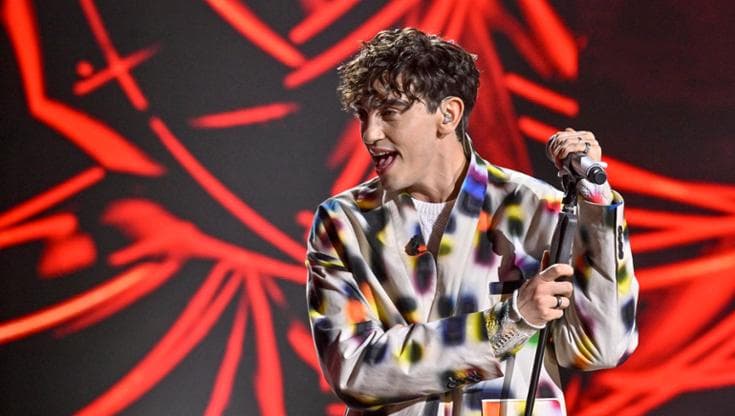 Michele Bravi a Sanremo 2026 con “Prima o poi”, un monologo sull’essere fuori posto