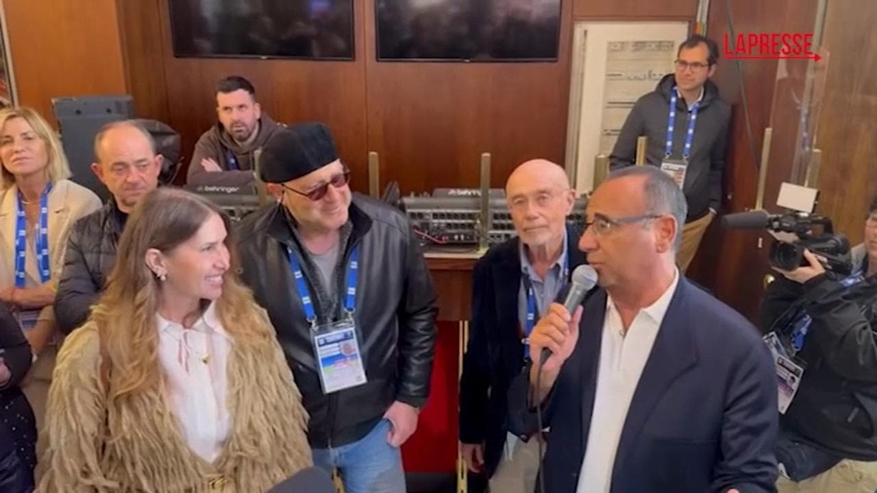 Sanremo, primo omaggio a Pippo Baudo: Carlo Conti svela un'insegna luminosa nel teatro Ariston