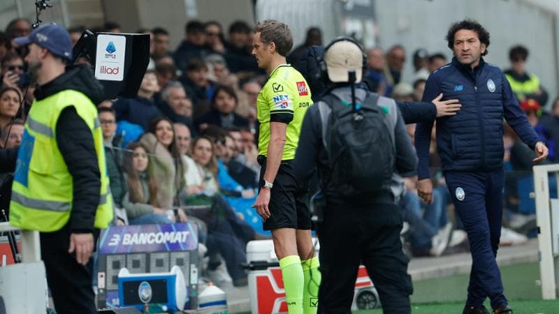 L'arbitro Chffi davanti al monitor in Atalanta-Napoli