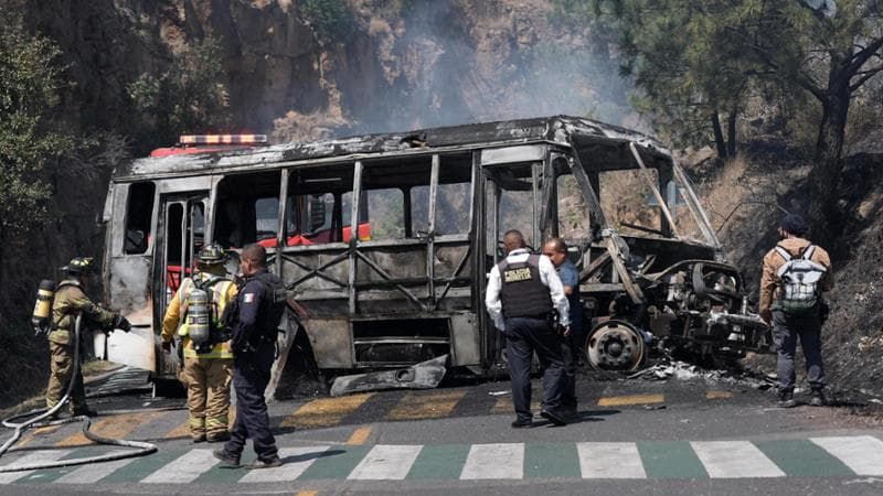 Un autobus incendiato a Morelia, Messico
