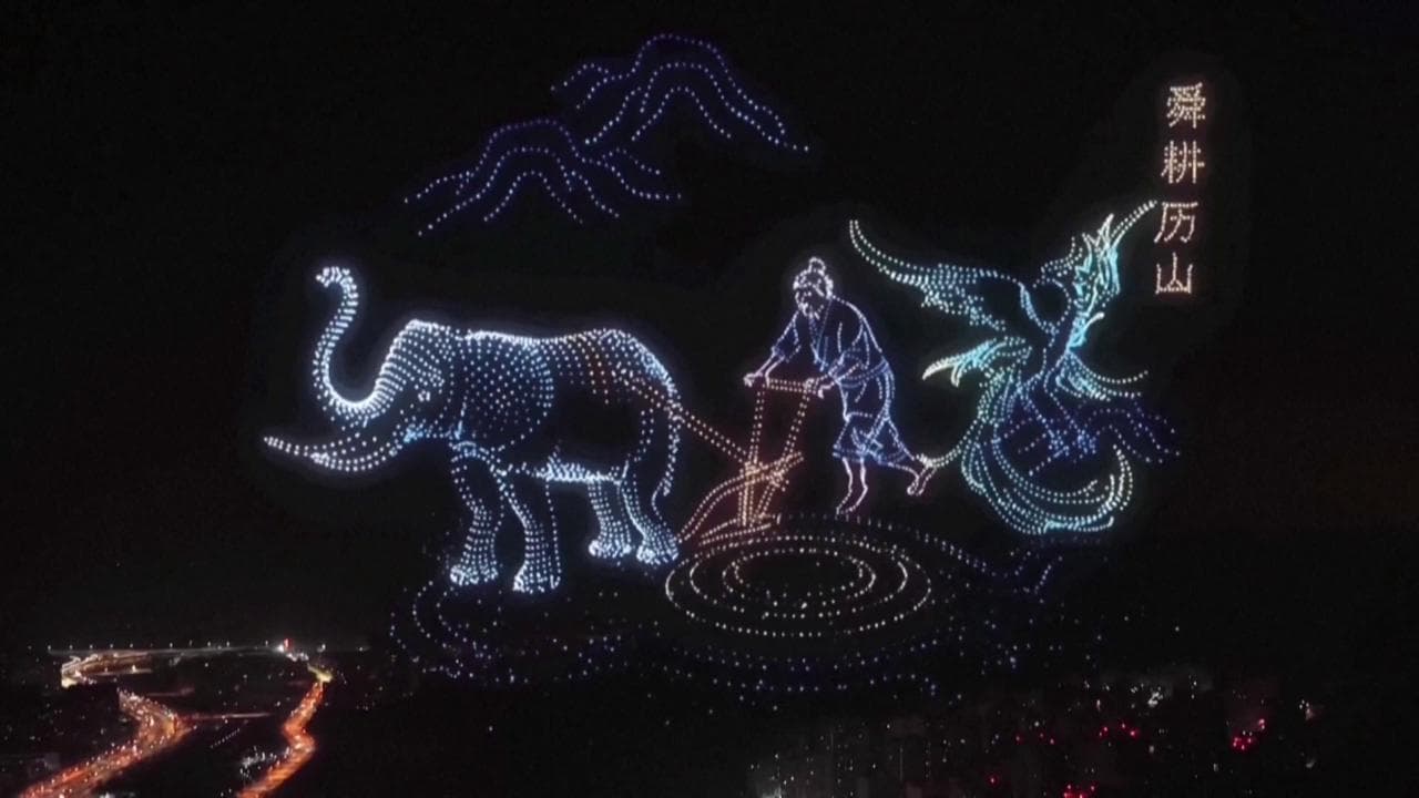 Cina, il cielo fiorisce di luce: danzano 10 mila droni per il Capodanno lunare