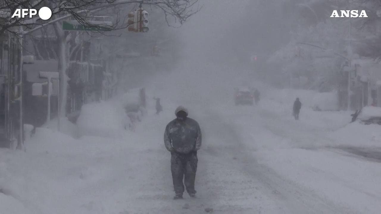 Maltempo in Usa, una nuova bufera di neve mette in ginocchio New York