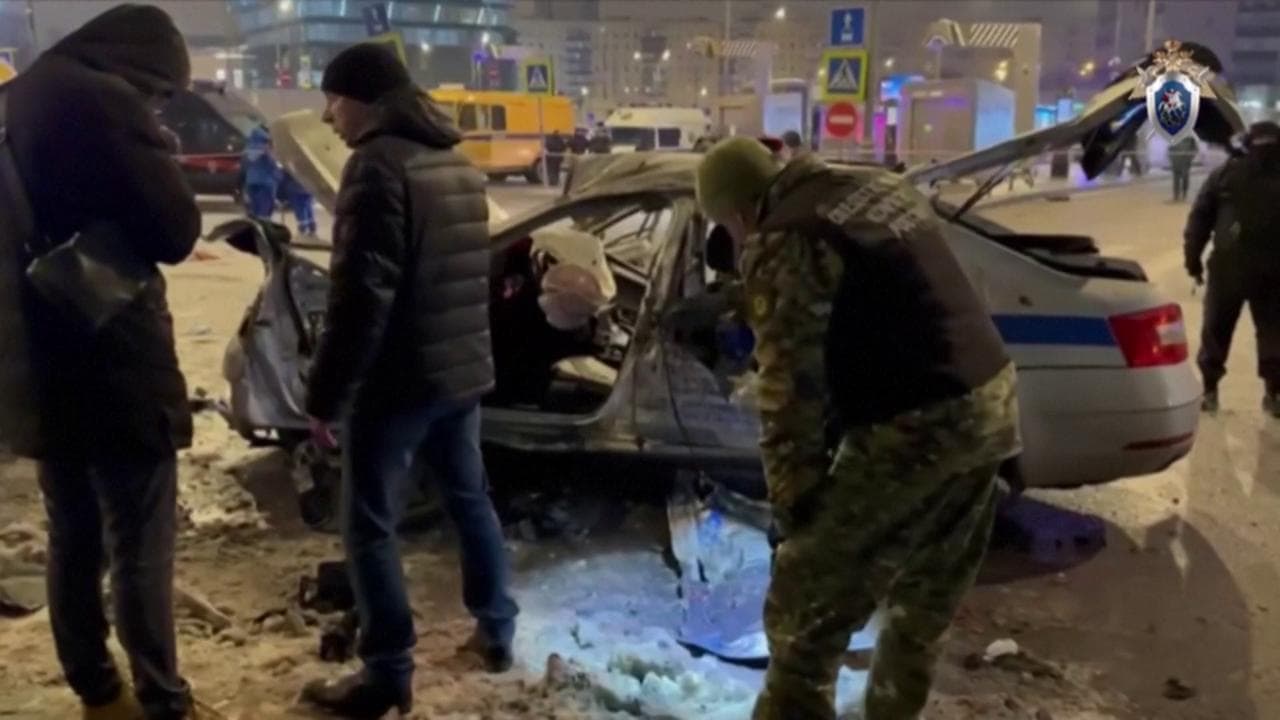 Mosca, esplosione contro un'auto della polizia davanti alla stazione: morti un agente e l'attentatore