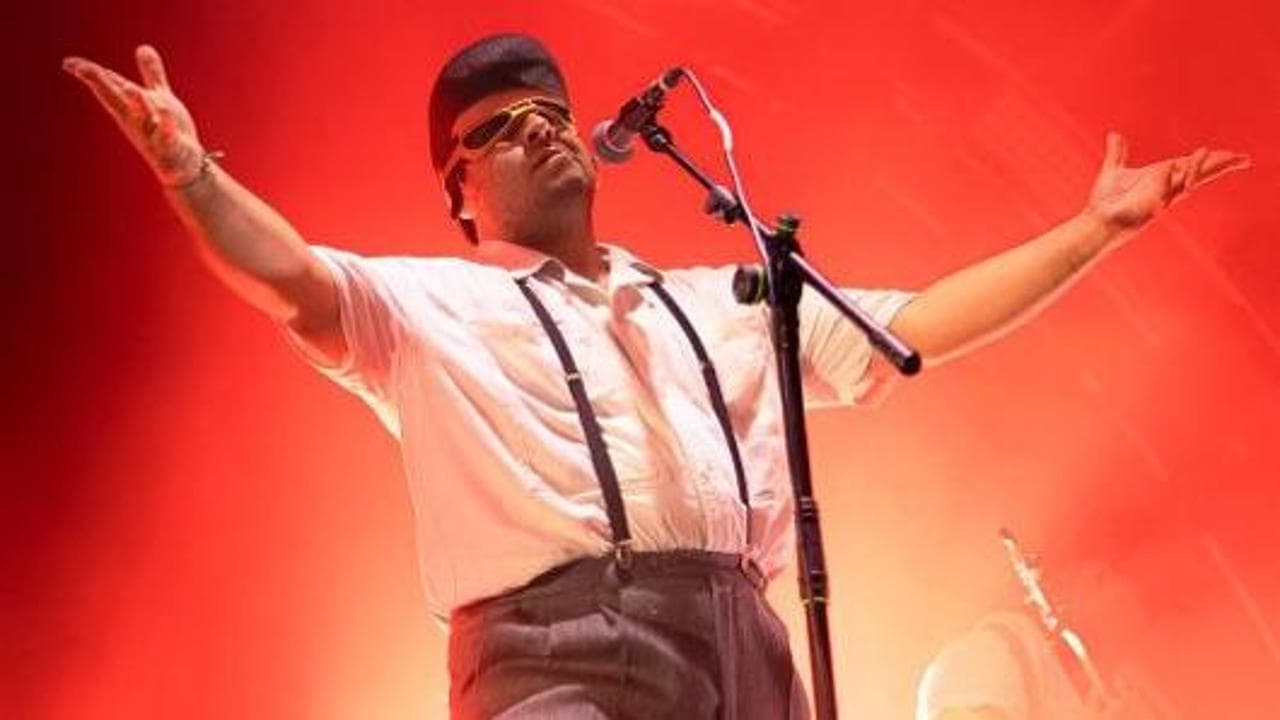 Tony Pitony accende il Fantasanremo: l'esibizione sulla nave al largo di Sanremo