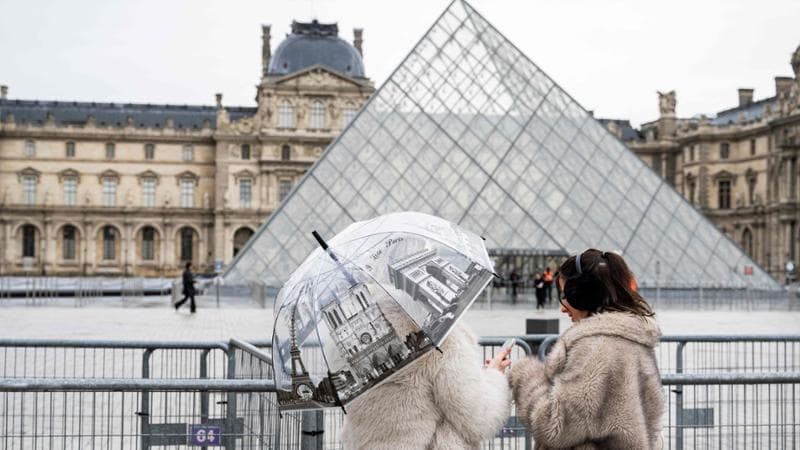 Si è dimessa la direttrice del Louvre: il museo nei guai dopo il furto del secolo