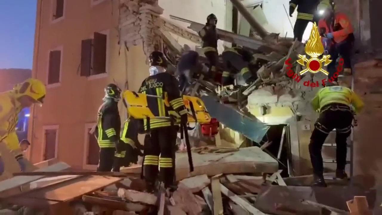 Verona, esplosione in una palazzina a Negrar: i Vigili del fuoco al lavoro tra le macerie