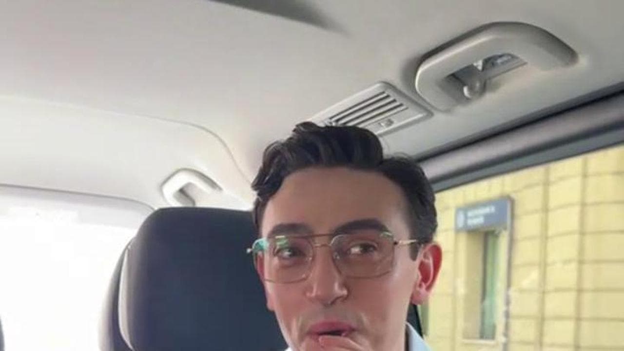 Sanremo, Michele Bravi suona la diamonica in auto: "Come rovinare la giornata a tutti"