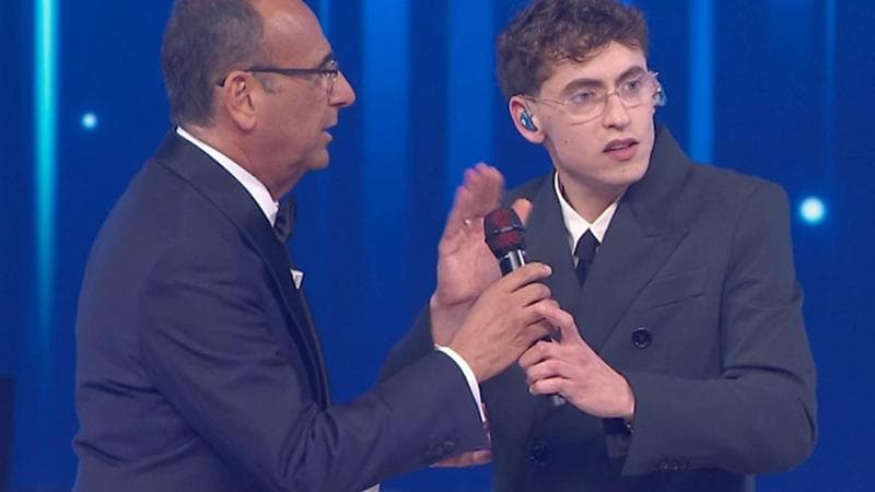 Sanremo 2026, il racconto della prima serata: a Tredici Pietro non funziona il microfono, Ermal Meta omaggia i bambini di Gaza. Svelati i primi cinque artisti della classifica provvisoria
