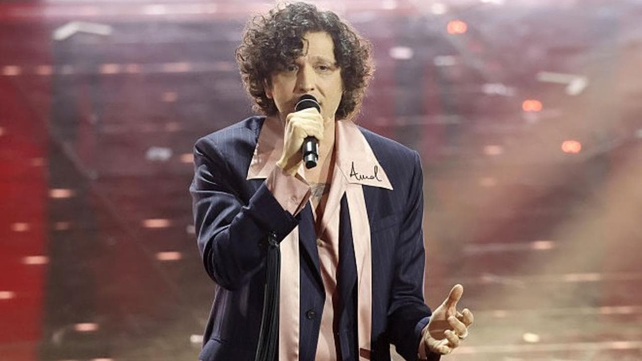 Sanremo 2026, Ermal Meta canta l'infanzia a Gaza. Conti: "I fiori mai sulle tombe dei bambini"