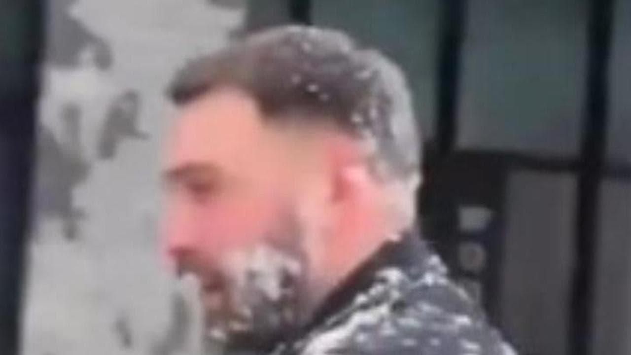 New York, i polizotti bersagliati di palle di neve in strada: è polemica politica contro Mamdani