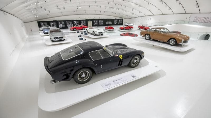 Ferrarim rock çalıyor: Modena'daki MEF'teki en ünlü müzisyenlerin arabaları. İşte olanlar