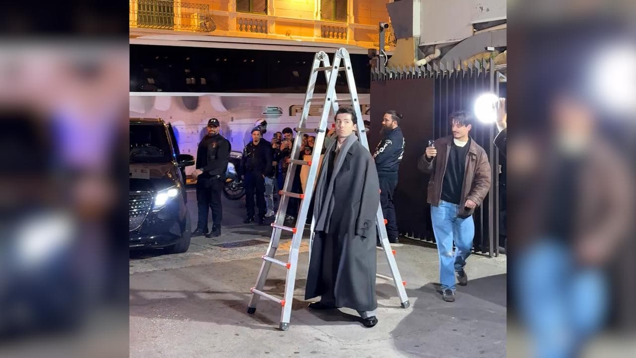 Sanremo, Fulminacci sfida la "Stupida sfortuna" e passa sotto la scala prima di entrare all'Ariston