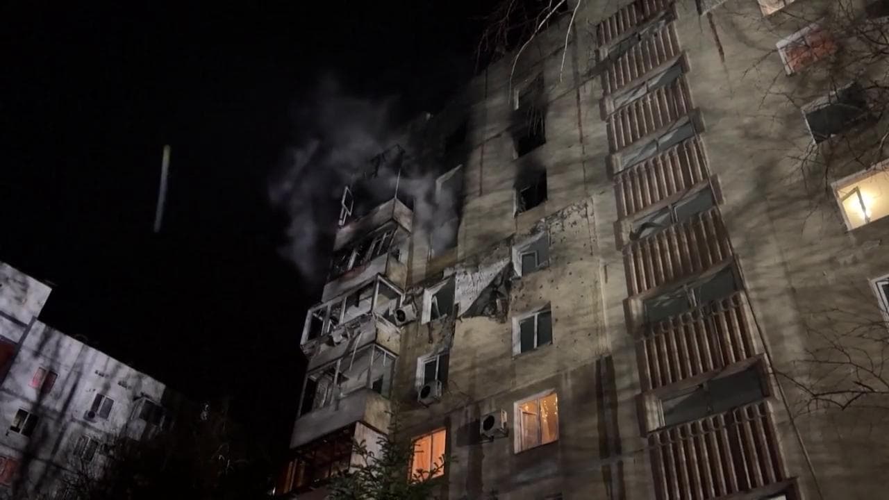 Zaporizhia, attacchi nella notte colpiscono abitazioni. I residenti: "La guerrà non finirà presto"
