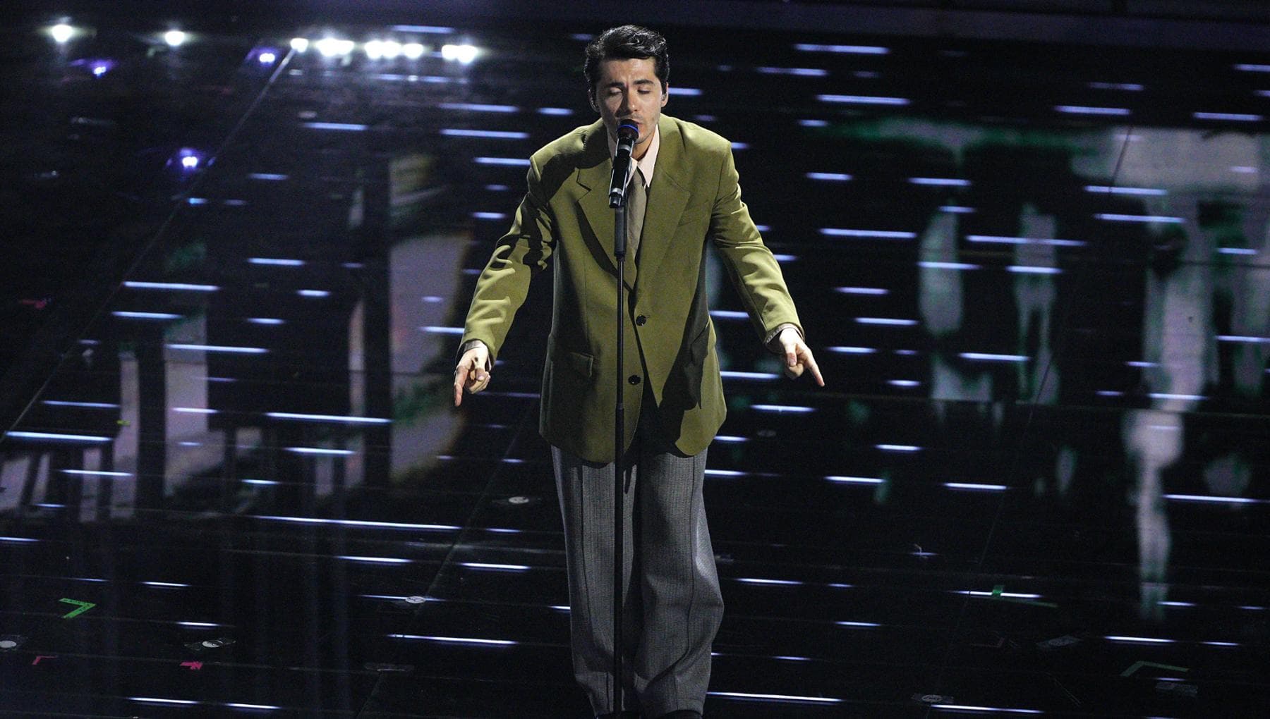 Dai ‘festini bilaterali’ alla giacca pistacchio, tre top e tre flop della seconda serata di Sanremo