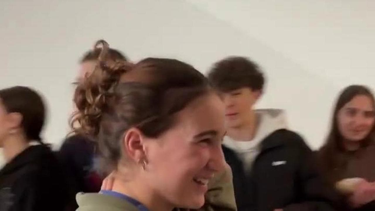 Il trionfale ritorno a scuola di Flora Tabanelli dopo il bronzo alle Olimpiadi in ski freestyle