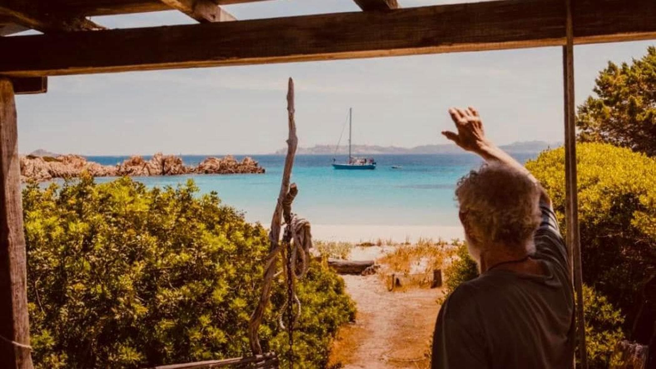 Addio alla casa del guardiano sulla spiaggia rosa di Budelli: “Rifugio di Mauro Morandi per 30 anni”