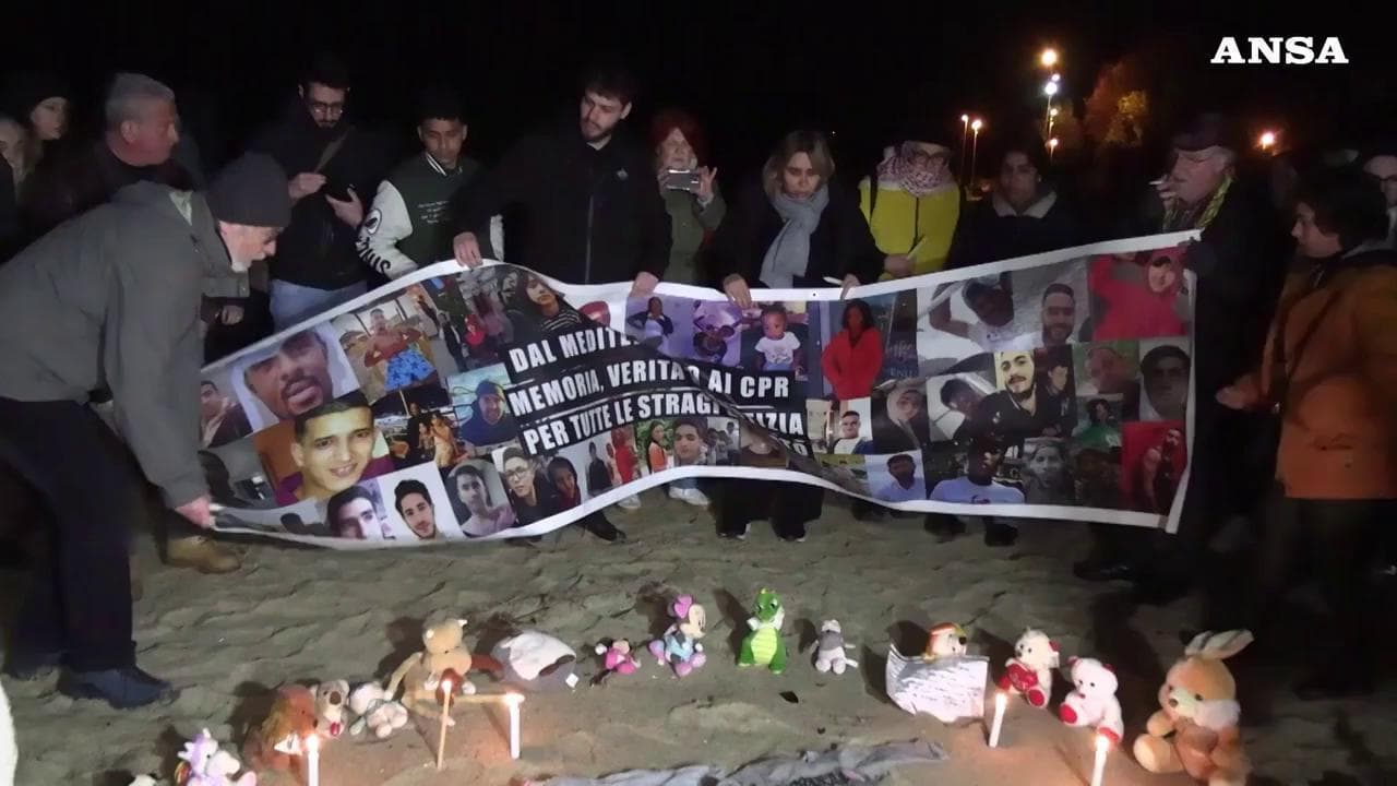 Strage di Cutro, veglia sulla spiaggia in memoria delle vittime del naufragio di tre anni fa