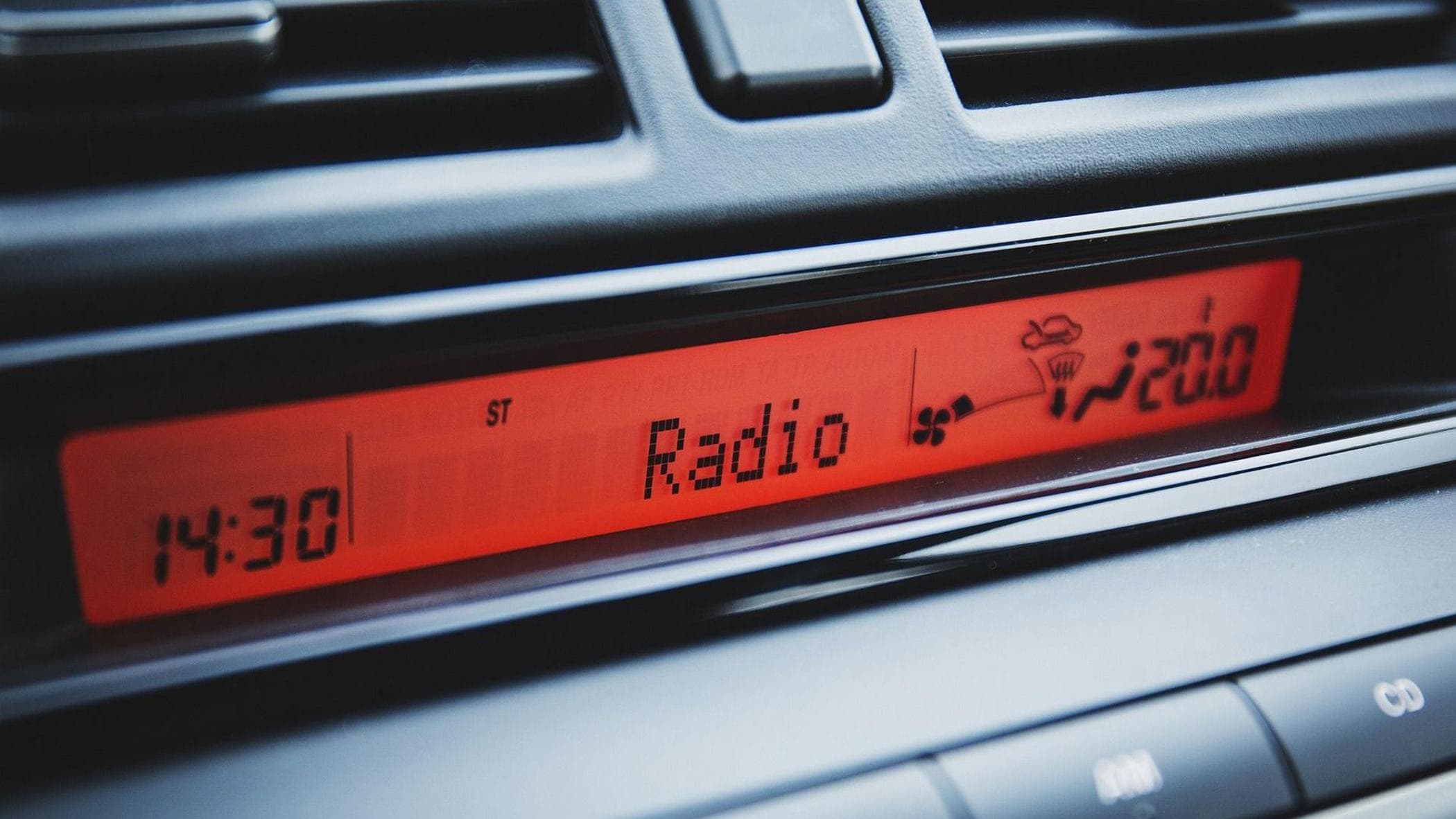 Gösterge panelindeki araba radyosuna veda mı edeceksiniz? Üreticiler akışa odaklanıyor. Ve politik bir dava inşa ediyor