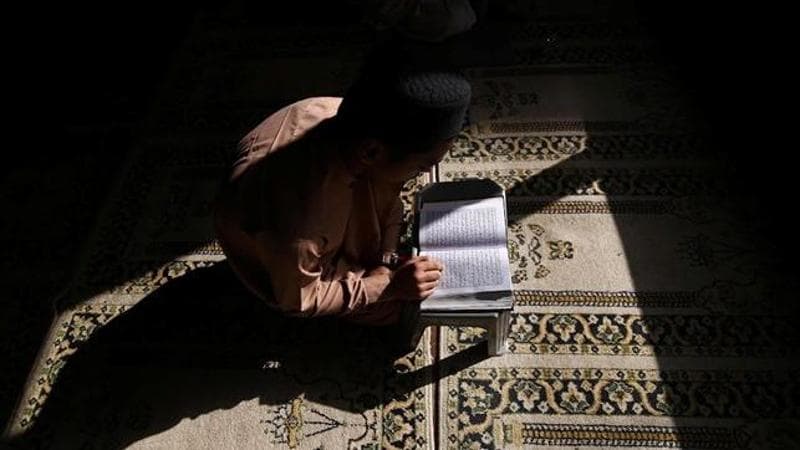 Muslims read (EPA/REHAN KHAN)