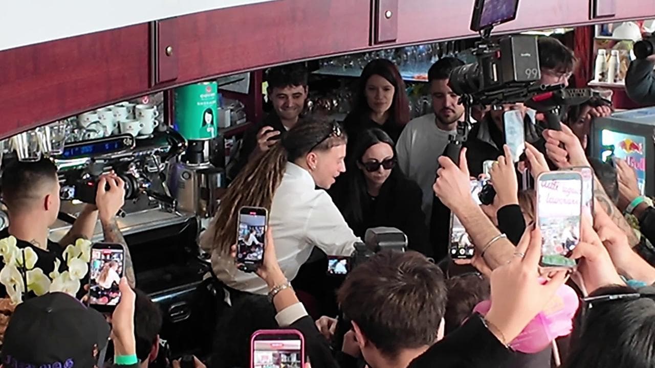 Sayf, a Sanremo i fan lo assediano e lui fugge in motorino
