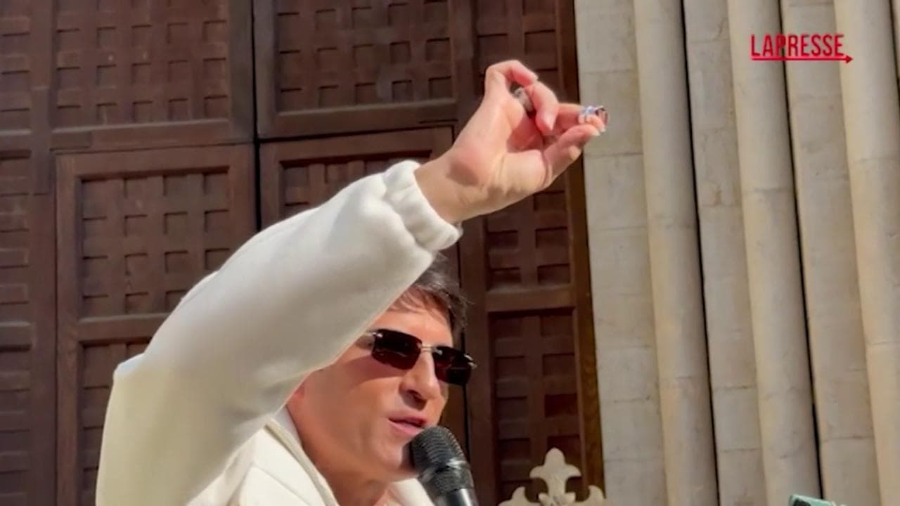 Sanremo, flash mob di Sal Da Vinci: improvvisa un matrimonio e canta "Per sempre sì" in piazza