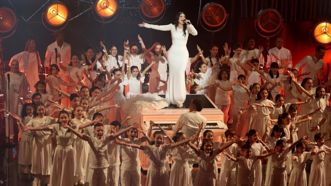 Sanremo, l'appello di Laura Pausini con i bambini dell'Antoniano: "Vogliamo un mondo senza guerre"
