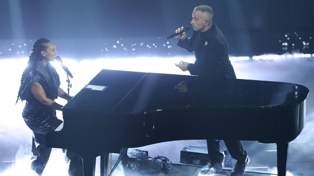 "L'Aurora" di Eros Ramazzotti e Alicia Keys incanta Sanremo. E l'artista romano si commuove