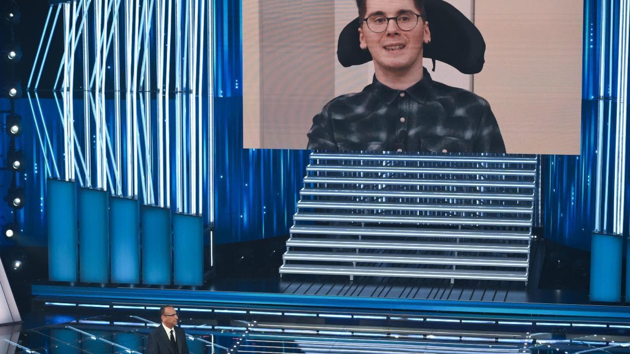 "Non si molla un ca**o": Paolo Sarullo a Sanremo contro il bullismo vola sui social. E Olly risponde