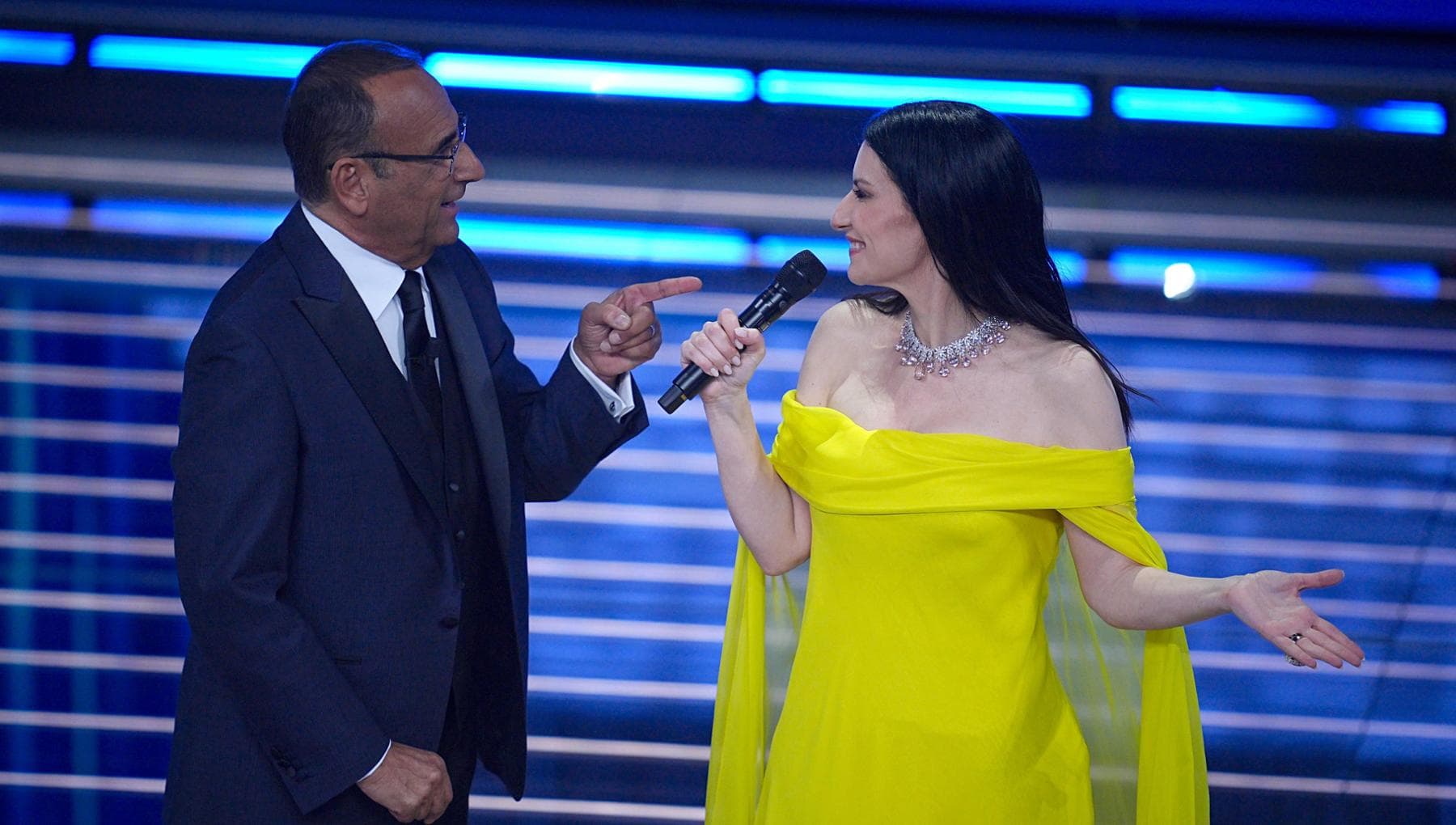 Sanremo effetto stadio: balli e tifoserie, così il pubblico si è preso l’Ariston