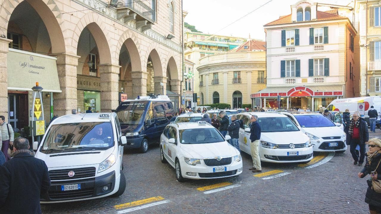 Sanremo, incubo taxi: "Siamo solo 52 e i mezzi pubblici latitano: lavoriamo 14 ore al giorno"