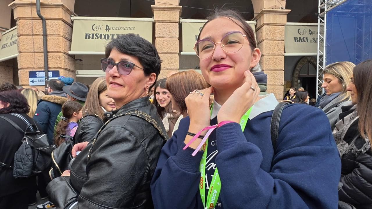 A Sanremo, tra la gente, è un plebiscito: "Stefano De Martino prossimo conduttore"