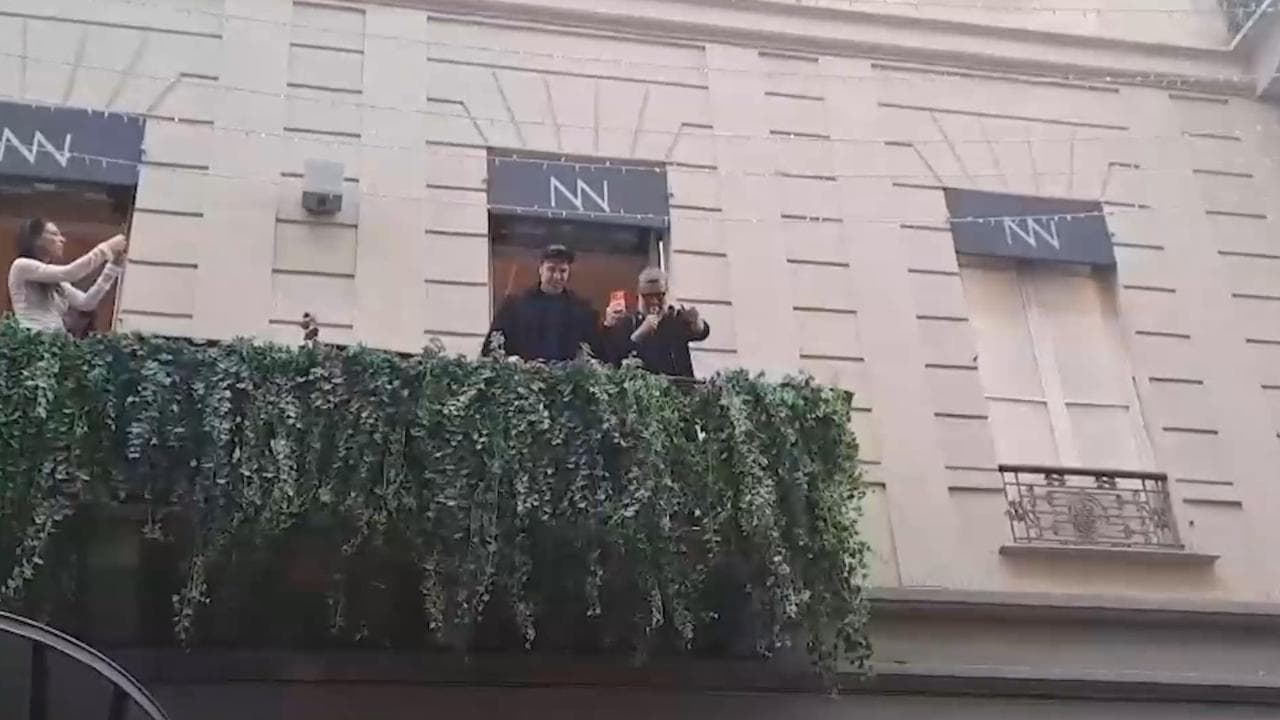 Sanremo, l'omaggio di Fedez e Masini ai fan: dal balcone intonano la loro canzone del Festival