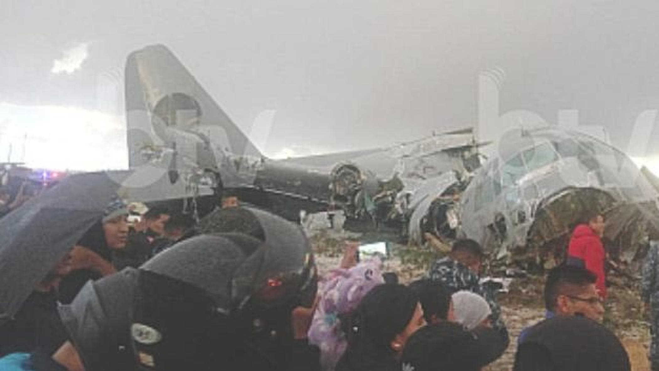 Bolivya'da askeri uçak yüklü miktarda banknotla düştü, en az 15 kişi öldü. Kalabalığı dağıtmak için tazyikli su