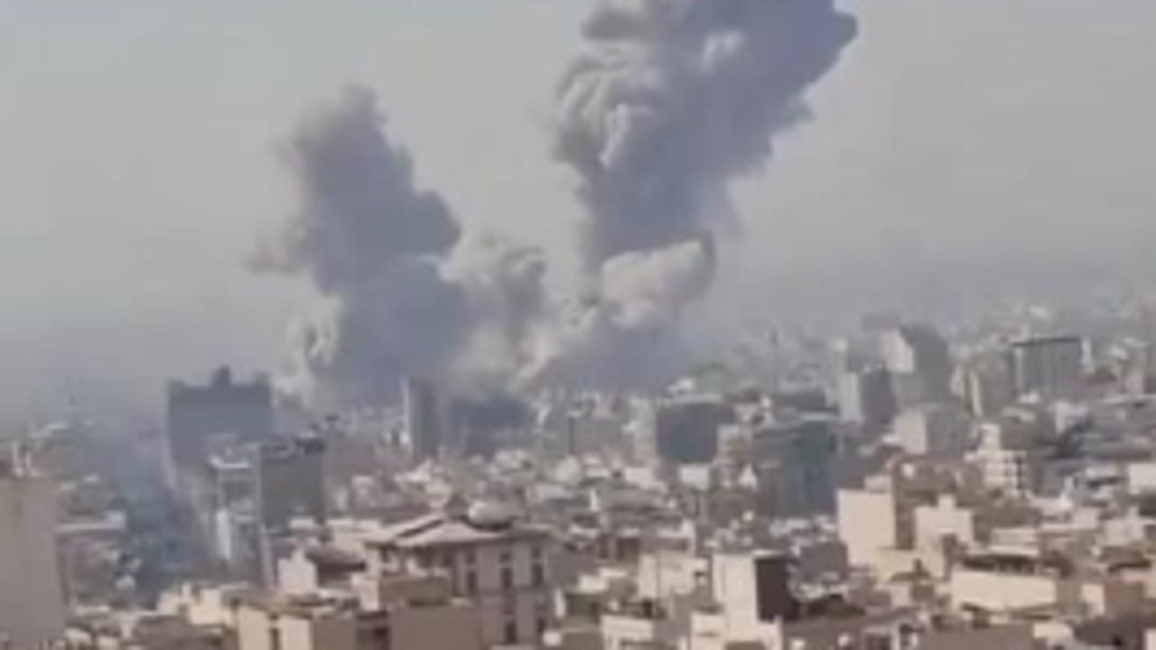Israele attacca l'Iran: le immagini di colonne di fumo a Teheran