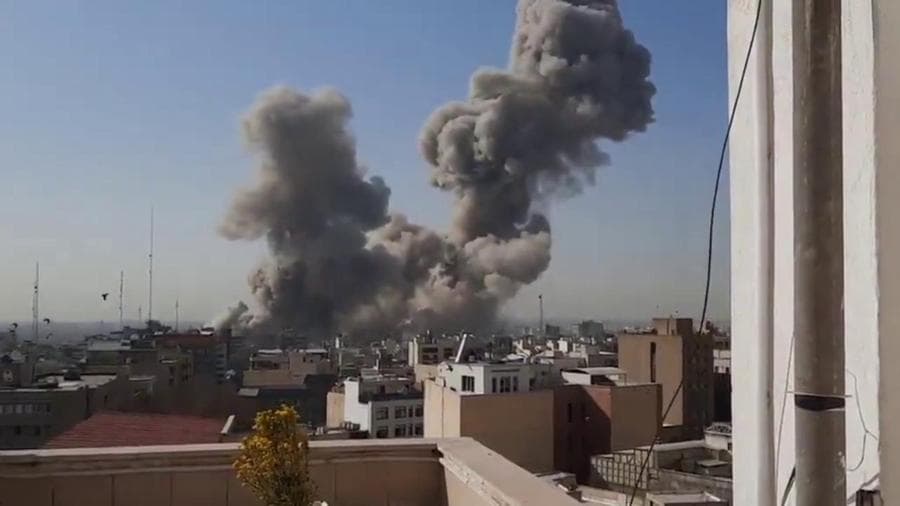Israele attacca Iran: la gioia delle ragazze: "Hanno attaccato la casa di Khamenei! Finalmente!"