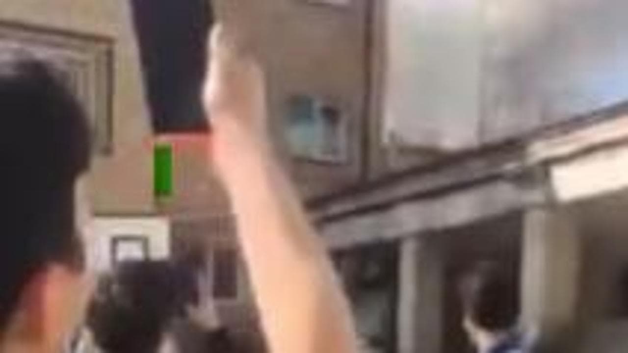 Usa e Israele attaccano l'Iran: ragazzini a scuola gioiscono e urlano: "I love Trump"