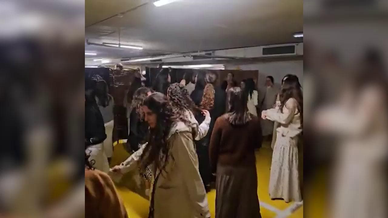 Attacco all'Iran, nei bunker a Tel Aviv c'è chi festeggia e balla