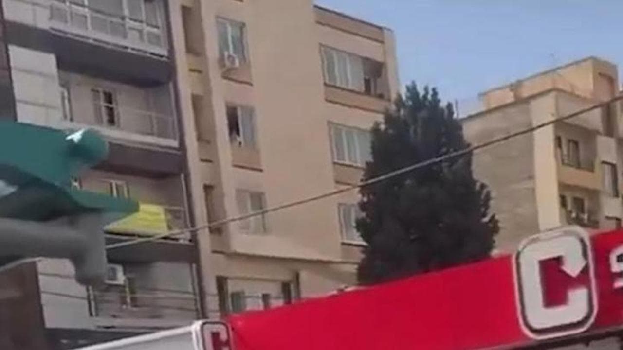 Attacco a Teheran, donne iraniane si tolgono hijab e ballano in strada