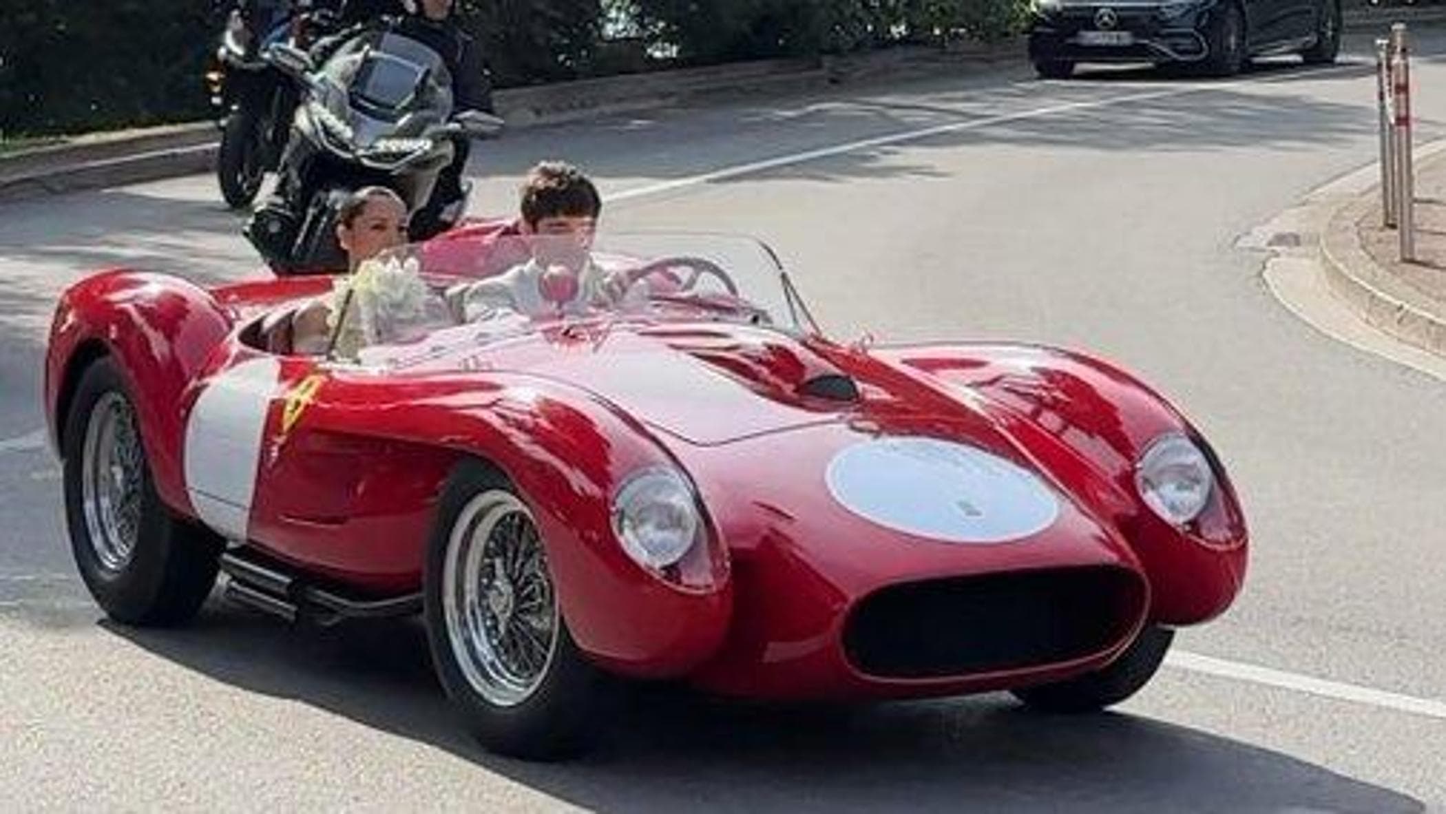 Leclerc sposo, a Montecarlo le nozze con Alexandra: il video sui social e il giro in Ferrari