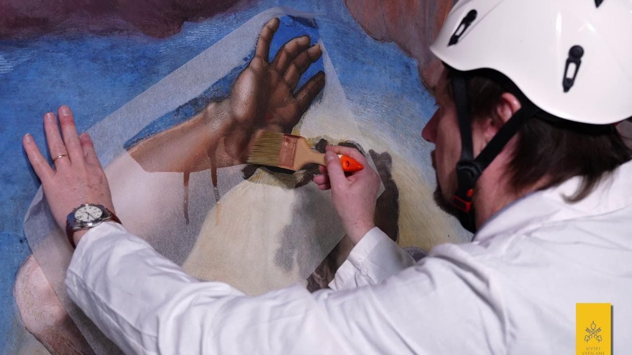 Carta giapponese e acqua deionizzata nella Cappella Sistina: "Così puliamo il Giudizio universale"