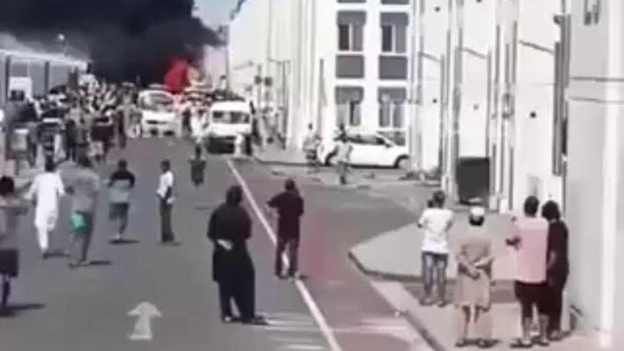Qatar, resti di un missile iraniano cadono in strada tra i passanti
