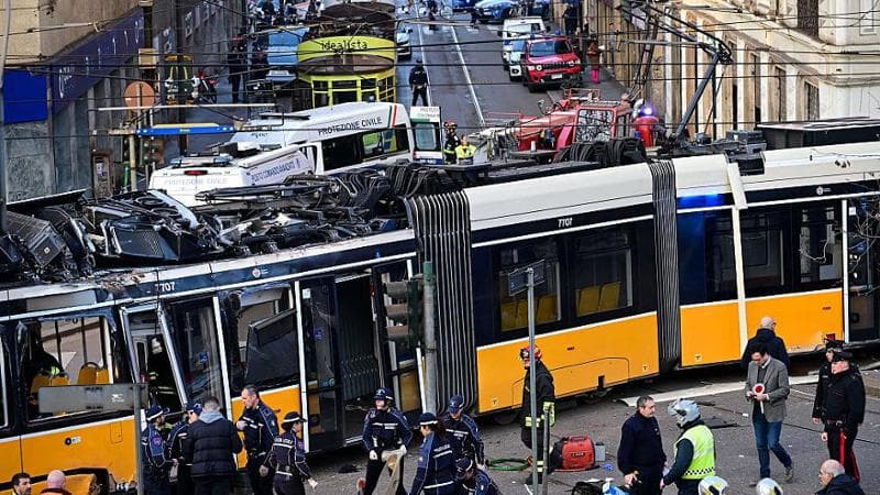Il tram deragliato a Milano